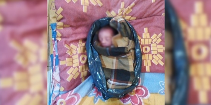 Sosok bayi perempuan yang dibuang oleh orang tidak dikenal, Minggu (23/9/2018), (Foto : Polsek Poasia/SULTRAKINI.COM)