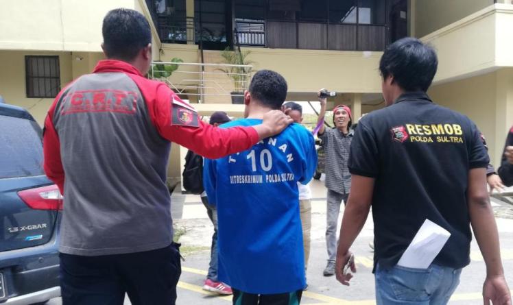 Pelaku perampokan saat diamankan Tim Jatrantas Polda Sultra, Kamis (27/9/2018). (Foto : Wayan Sukanta/SULTRAKINI.COM)