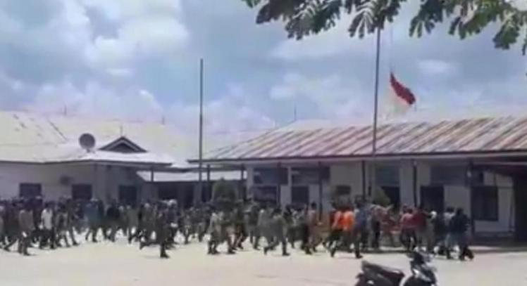 Detik-detik penurunan Bendera merah putih di kantor Bupati Konkep, Sultra, Kamis (27/9/2018). (Foto : Istimewa).
