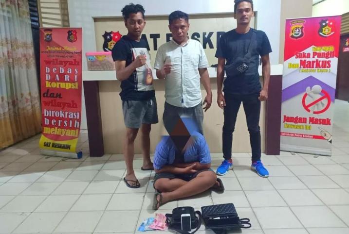 Pelaku saat diamankan Tim Buser Polres Kendari, Kamis (27/9/2018). (Foto : Wayan Sukanta/SULTRAKINI COM).