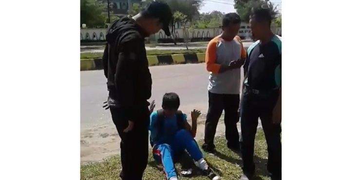Siswa SMK diamankan warga setelah terciduk ngelem fox, Jumat (28/9/2018). (Fot: Istimewa).