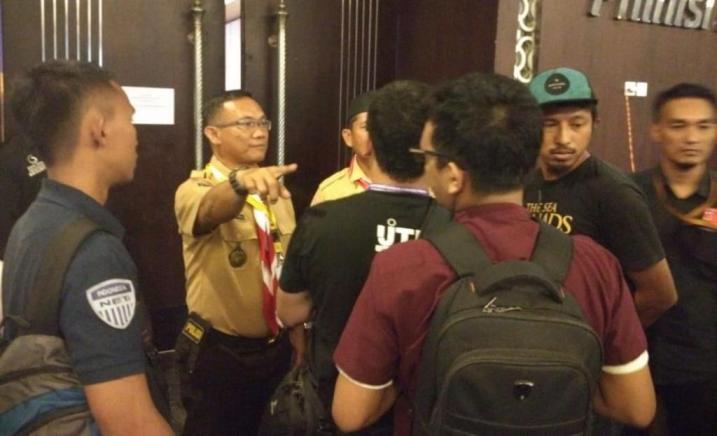 Beberapa wartawan saat bersitegang dipintu masuk Munas Pramuka X, di salah satu hotel di Kendari, Jumat (28/9/2018), (Foto : Wayan Sukanta/SULTRAKINI.COM)