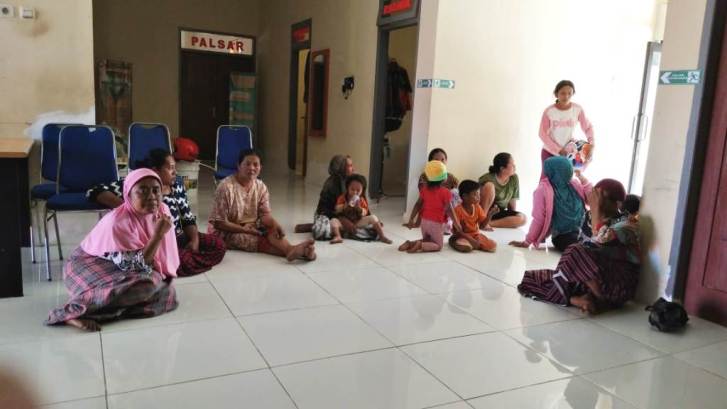 Keluarga penumpang KM Fungka Permata V mendatangi Kantor Pos SAR Wakatobi. (Foto: Amran Mustar Ode/SULTRAKINI.COM)