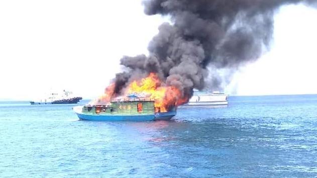 Detik-detik terbakarnya KM Samudra di sekitar pelabuhan Tupa Sula, Kamis (6/9/2018), (Foto : SAR/SULTRAKINI.COM)
