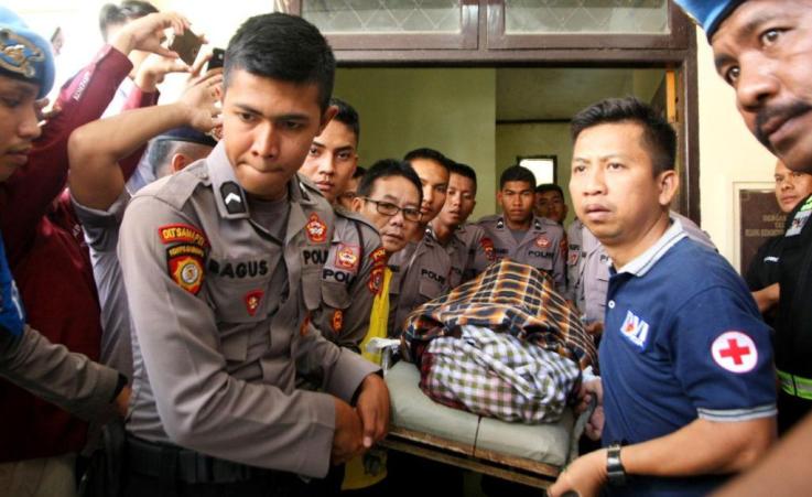 Jenazah Almarhum Bripda Muhammad Fathurahman Ismail di RS Bhayangkara saat akan dibawa ke rumah duka, Senin (3/9/2018). (Foto: Wayan Sukanta/SULTRAKINI.COM)