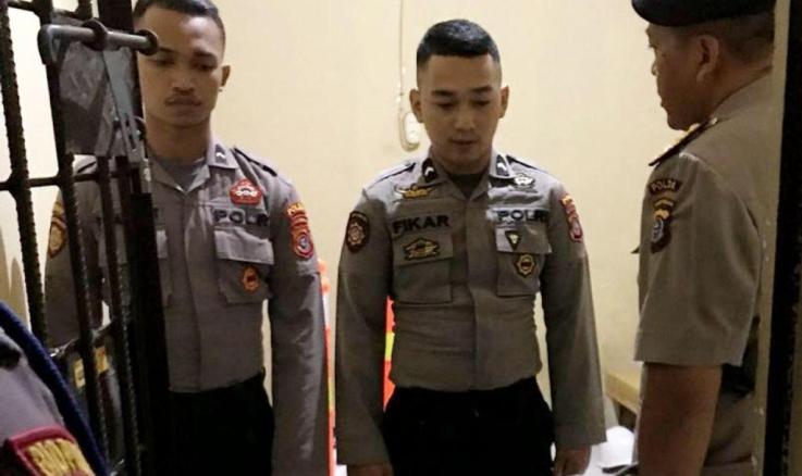 Dua tersangka penganiaya Almarhum Bripda Muhammad Fathurahman Ismail saat diamankan oleh Bid Propam Polda Sultra. (Foto: Istimewa)