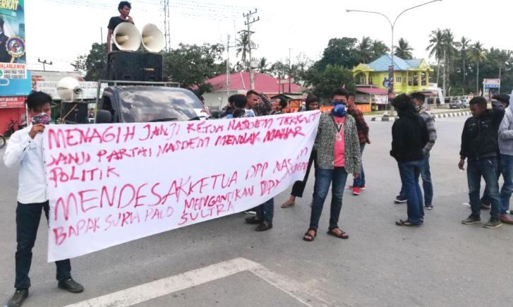 Aksi penolakan kedatangan Surya Paloh di perempatan Bandara Haluoleo, Sabtu (22/9/2018). (Foto: Wayan Sukanta/SULTRAKINI.COM)