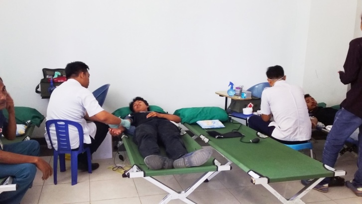 Aksi donor darah di Fakultas Teknik UHO memperingati hari listrik, Rabu (24/10/2018). (Foto: Wa Kandi/SULTRAKINI.COM)