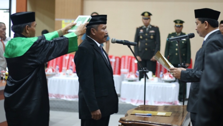 Pelantikan PAW anggota DPRD Kolaka, Senin (29/10/2018). (Foto: Mirwan/SULTRAKINI.COM)