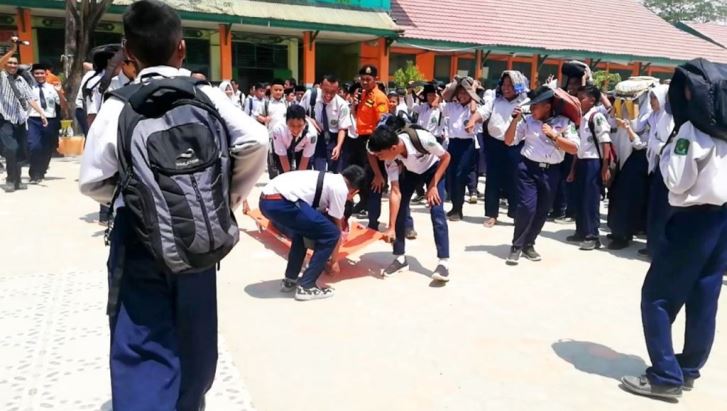 Simulasi tanggap bencana gempa bumi siswa MTsN 1 Kendari, Selasa (16/10/2018). (Foto: Wayan Sukanta/SULTRAKINI.COM)