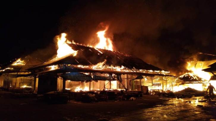 Pasar Sentral Wakatobi terbakar, Senin (1/10/2018) malam.(Foto: Amran Mustar Ode/SULTRAKINI.COM)