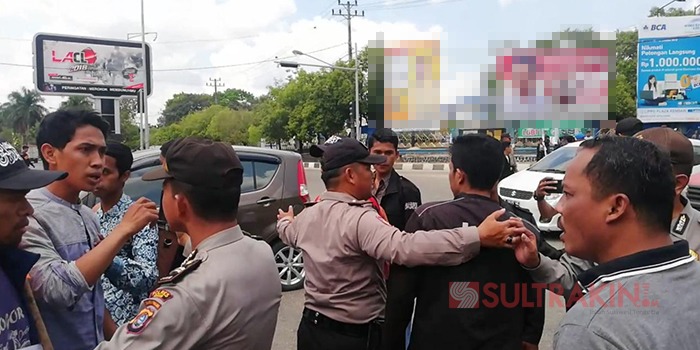Detik-detik unjuk rasa Gema Pembebasan dibubarkan aparat kepolisian, Kamis (18/10/2018). (Foto: Wayan Sukanta/SULTRAKINI.COM)