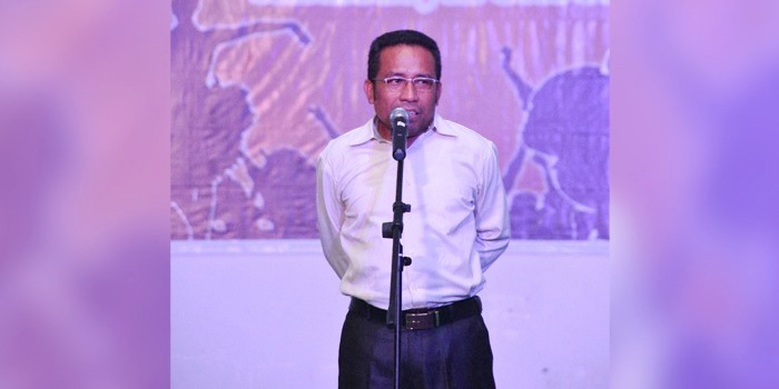 Rektor UHO, Muhammad Zamrun Firihu memberikan sambutan sekaligus melepas 57 kontingen Peksiminas asal Sultra, Jumat (12/10/2018). (Foto: Humas UHO)