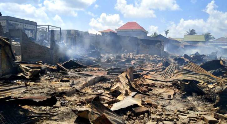 Puing-puing bangunan sisa terbakarnya Pasar Sentral Wakatobi, Selasa (2/10/2018). (Foto: Amran Mustar Ode/SULTRAKINI.COM)