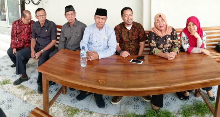 Sejumlah anggota DPRD Wakatobi dalam konferensi pers sehubungan anggota DPRD pindah partai. (Foto: Amran Mustar Ode/SULTRAKINI.COM)