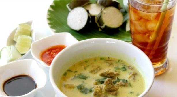 Empal gentong kuliner khas Cirebon. (Foto: Rifin/SULTRAKINI.COM)