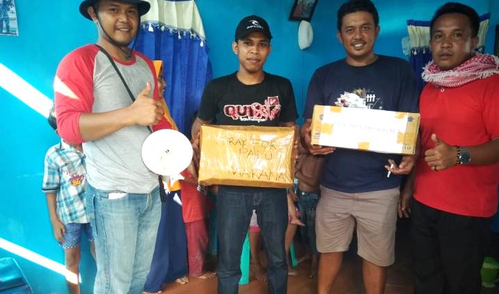 Aksi Komunitas Alumni SMPN 2 Kodeoha mengumpulkan donasi dari rumah warga untuk korban gempa dan tsunami di Palu dan Donggala, Sulawesi Tengah, Minggu (30/9/2018). (Foto: Hasrianty/SULTRAKINI.COM)