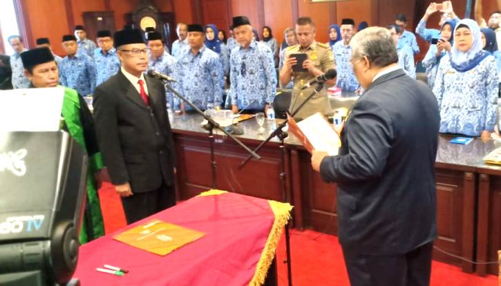 Pelantikan Penjabat Sekda Sultra, Sarifuddin Safaa oleh Gubernur Sultra, Ali Mazi, Senin (1/10/2018). (Foto: Nur Cahaya/SULTRAKINI.COM)