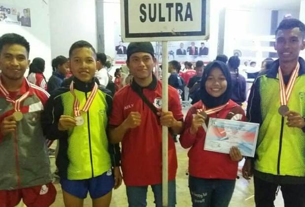 Lima atlet Muaythai Sultra yang berlaga di Kejurnas Pelajar dan Mahasiswa di Serang, Banten beberapa waktu lalu. (Foto: Istimewa)