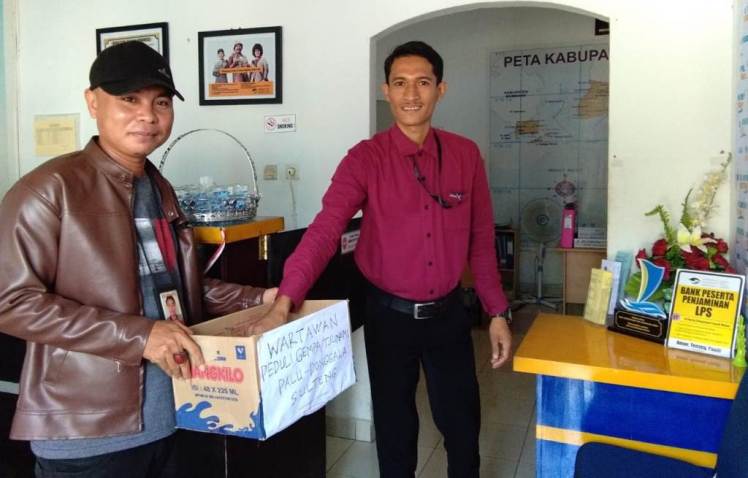 Wartawan Sultrakini.com saat menggalang dana di salah satu Bank di Pasarwajo, Selasa (2/10/2018) (Foto: Wartawan Buton/SULTRAKINI.COM)