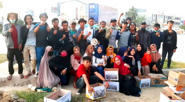 Aliansi Mahasiswa Sultra-Sulteng disela-sela penggalangan dana kemanusiaan untuk korban gempa dan tsunami Provinsi Sulawesi Tengah. (Foto: Hasrul Tamrin/SULTRAKINI.COM)
