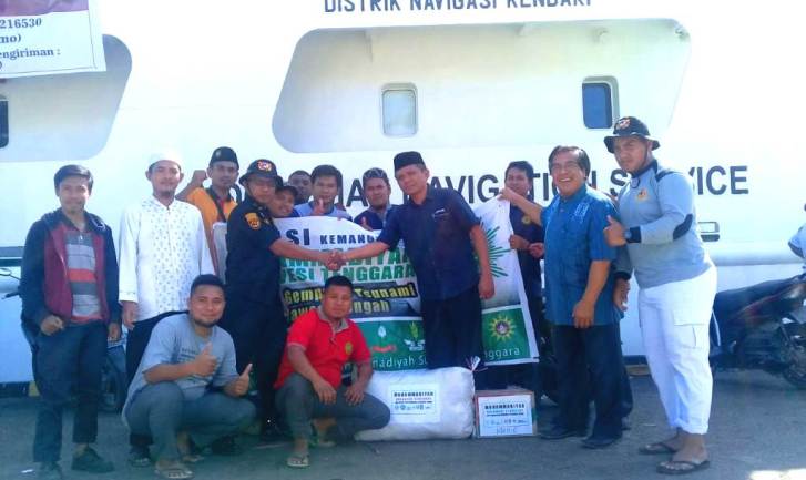 Penyerahan bantuan logistik Pimpinan Muhamadiyah Sultra, Saimuddin kepada Kementerian Perhubungan Laut Ditrik Navigasi Kendari untuk disalurkan ke Provinsi Sulteng, Jumat (5/10/2018). (Foto: Rifin/SULTRAKINI.COM)