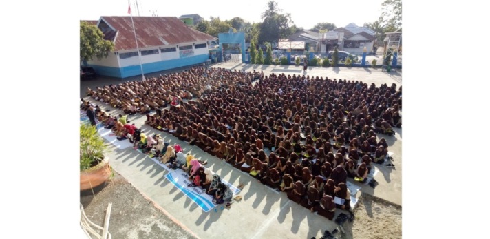Nampak seluruh siswa dan guru SMAN 1 Pasarwajo menggelar doa bersama untuk korban bencana di Sulteng, Jumat (5/10/2018). (Foto: Armuddin/SULTRAKINI.COM)