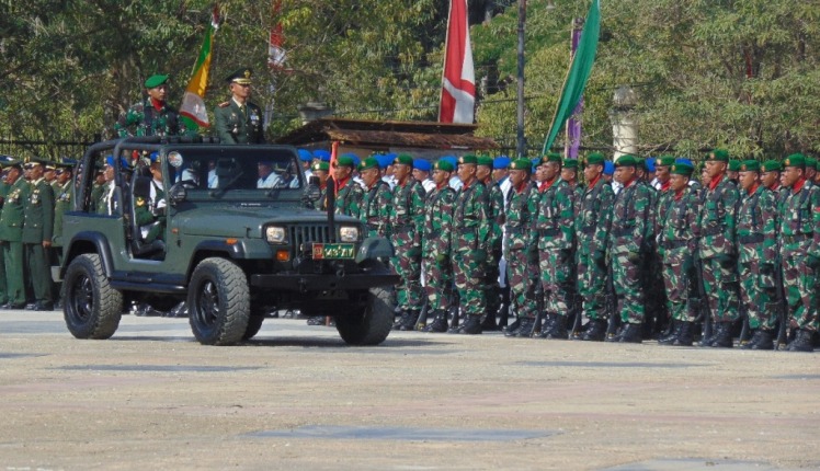 Pelaksanaan HUT TNI ke 73 di lapangan Eks MTQ, Jumat (5/10/2018). (Foto: Ifal chandra/SULTRAKINI.COM)