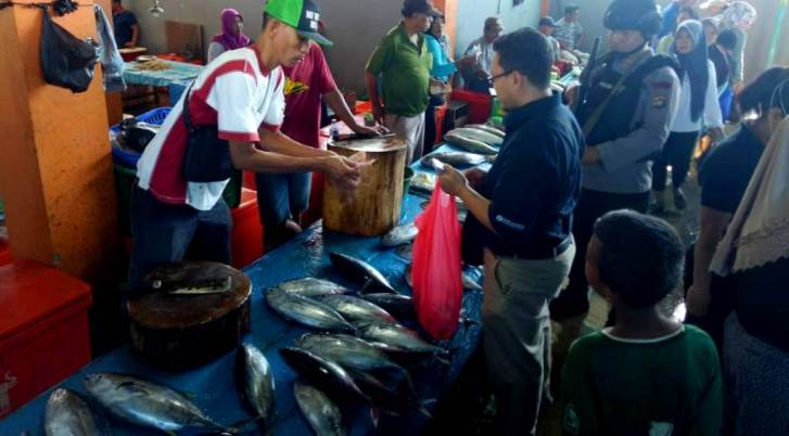 Suasana Tukar Uang Lusuh di Pasar Pelelangan Ikan Kota Kendari, Sabtu (6/10/2018) (Foto: Rifin/SULTRAKINI.COM)