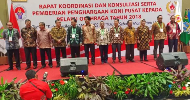 Pemberian penghargaan oleh KONI pusat kepada KONI Sultra di sela-sela Rapat Koordinasi dan Konsultasi KONI Pusat 2018 pada Rabu (17/10/2018). (Foto: Dok Lukman Abunawas untuk SULTRAKINI.COM)