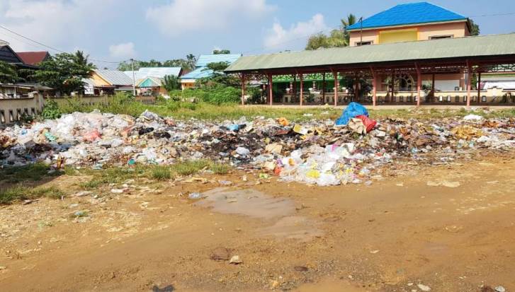 Tumpukan sampah di parkiran Pasar Lamekongga. (Foto: Mirwan/SULTRAKINI.COM)