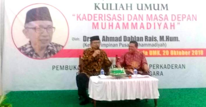 Ketua Pimpinan Pusat Muhammadiyah, Ahmad Dahlan Rais membawakan materinya di kuliah umum bertempat di UMK, Sabtu (20/10/2018). (Foto: UMK)