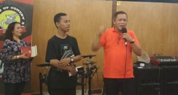 Raim La Ode dan Hugua dalam serial Event Stand Up Komedi di Waroeng X Bro, Kota Kendari pada Sabtu (20/10/2018) malam. (Foto: Istimewa).