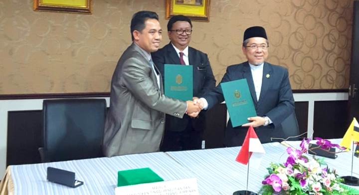 Rekto UMK, Muhammad Nur membentuk kerja sama dengan Universitas Islam Sultan Sharif Ali (UNISSA), Senin (22/10/ 2018). (Foto: UMK)