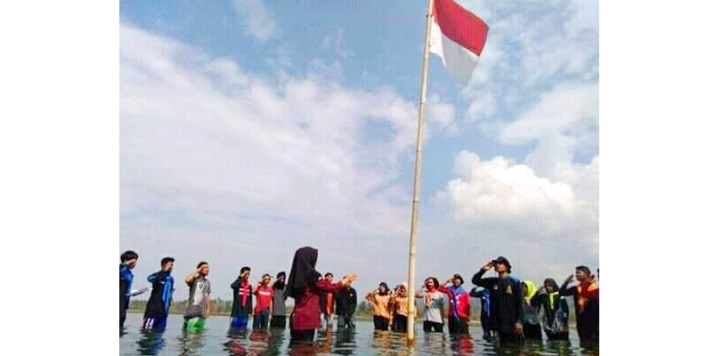 Komunitas Pencinta alam dan Organisasi Mahasiswa, upacara bendera di pesisir Pantai Desa Malaha memperingati Hari Sumpah Pemuda, Minggu (28/10/2018). (Foto: Zulfikar/SULTRAKINI.COM)