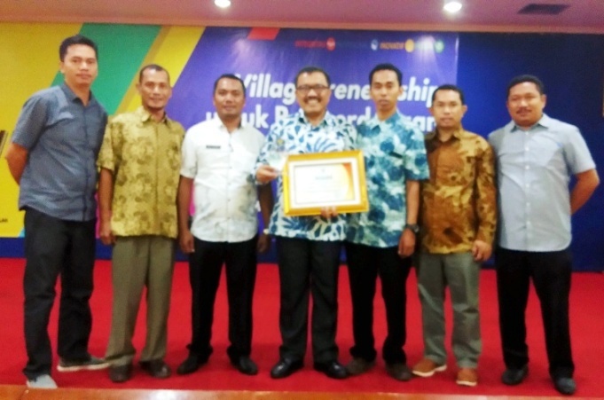 Bupati Wakatobi, Arhawi (tengah), usai menerima penghargaa Inagara Award 2018. (Foto: Istimewa)