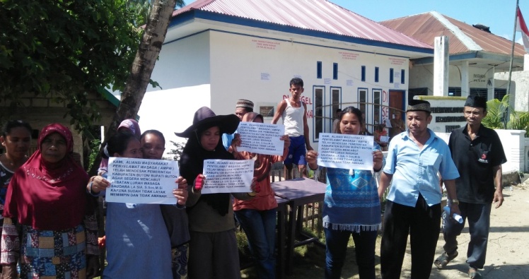 Aksi penyegelan kantor Lurah Wasaga yang dilakukan oleh masyarakat, Senin (1/10/2018) (Foto: La Ode Ali/SULTRAKINI.COM).