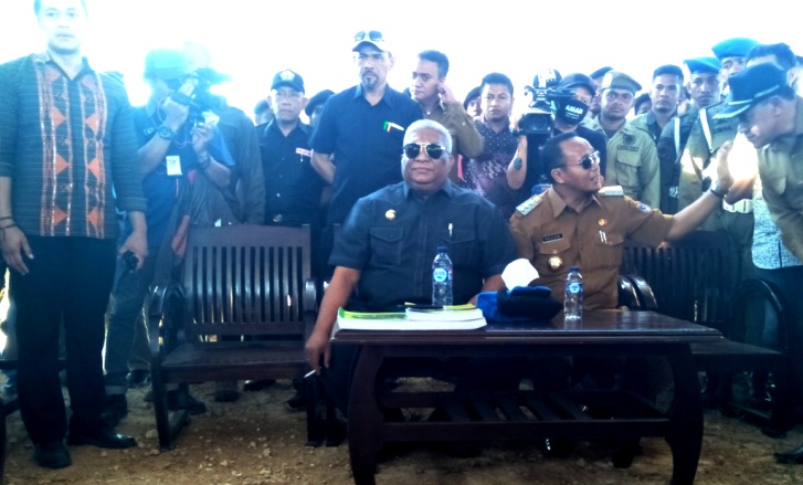 Gubernur Sulawesi Tenggara, Ali Mazi bersama Bupati Muna Barat, Laode M Rajiun Tumada, Selasa (9/10/2018). (Foto: Nur Cahaya/SULTRAKINI.COM)