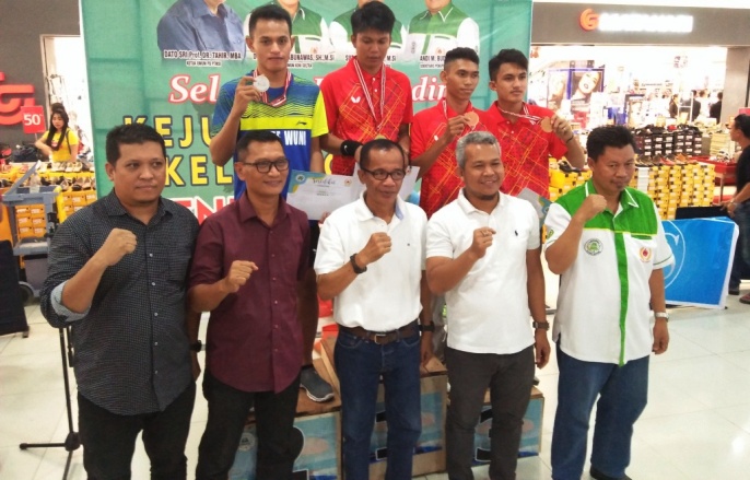 Sudarmanto (dua dari kanan) bersama Sekda Muna, Nurdin Pamone (tengah) bersama pengurus PTMSI Sultra dan para atelet yang juara dikelas senior. (Foto: Muh. Yusuf/SULTRAKINI.COM).