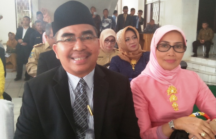 Bupati Butur, Abu Hasan bersama istrinya Siti Rabiah Abu Hasan. (Foto: Muh Yusuf /SULTRAKINI.COM)