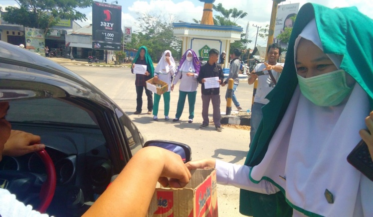Aksi penggalangan dana Mahasiswa Konawe untuk korban bencana di Sulteng (foto: Mas Jaya/SULTRAKINI.COM)