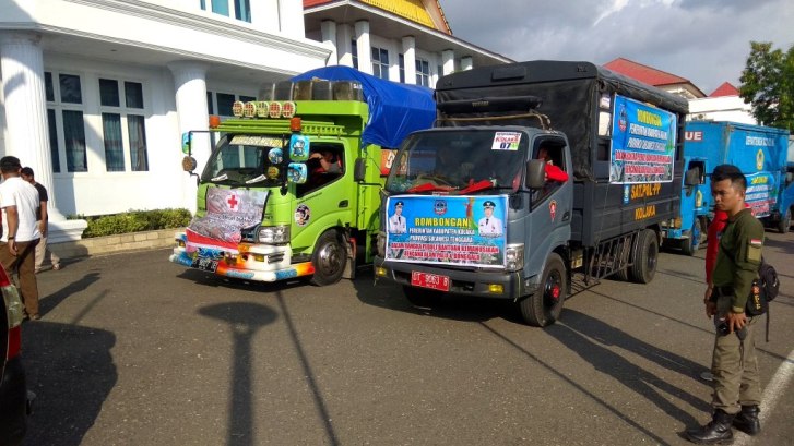 Kendaraan bermuatan logistik Pemda Kolaka siap menuju lokasi bencana di Sulteng, Jumat (5/10/2018). (Foto: Zulfikar/SULTRAKINI.COM)