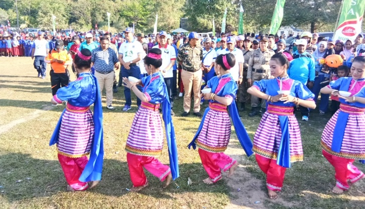 Tarian Kaghati di penyambutan tamu undangan Gala Desa 2018 di Kabupaten Mubar, Jumat (5/10/2018). (Foto: Akhir Sanjaya/SULTRAKINI.COM)
