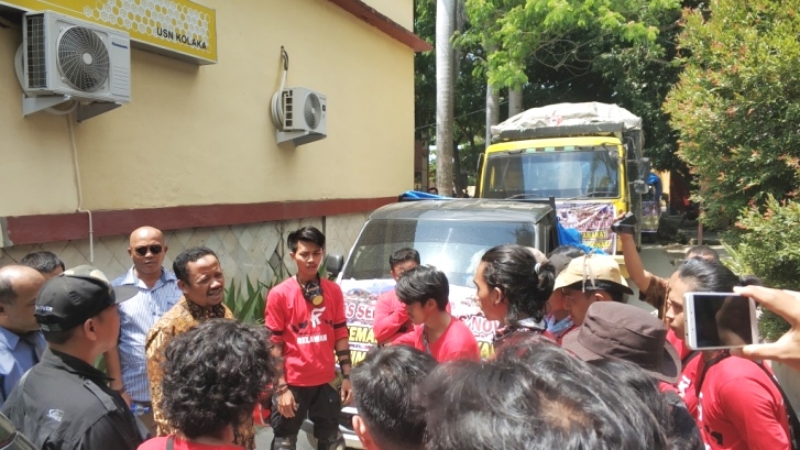 Rektor USN Kolaka, Azhari melepas relawan serta bantuan logistik menuju Palu, Sulawesi Tengah, Kamis (11/10/2018). (Foto: Mirwan/SULTRAKINI.COM)