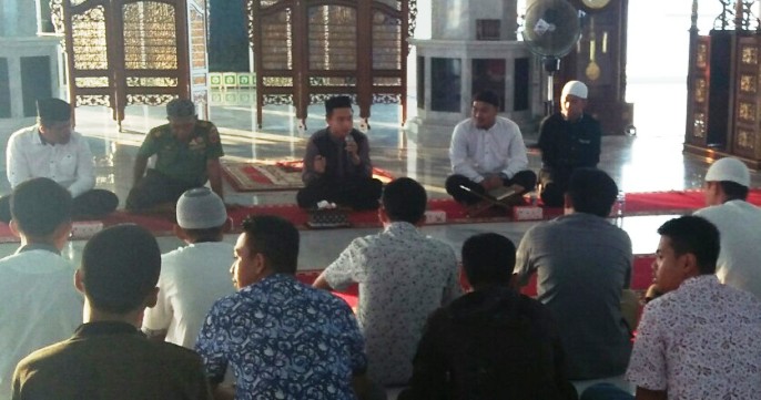 Suasana doa bersama yang dilaksanakan SII Chapter Kendari untuk korban Lombok, Palu dan Kota Siaga di Masjid Al Alam Kota Kendari pada Rabu (17/10/2018). (Foto: Muh/ Yusuf/SULTRAKINI.COM).