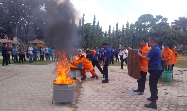 Penyuluhan teknik dasar penanganan kebakaran ringan kepada pelaku usaha di Kota Kendari, Rabu (24/10/2018). (Foto: Hasrul Tamrin/SULTRAKINI.COM)