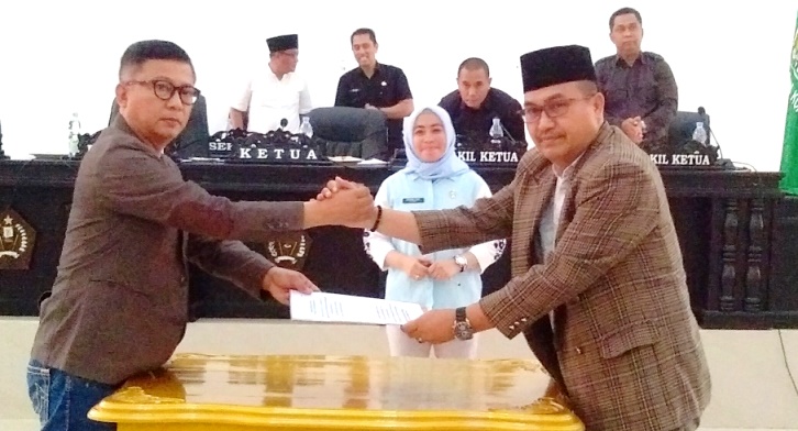 Wabup Konawe, Gusli Topan Sabara menyerahkan Rancangan APBD Perubahan kepada Ketua DPRD Konawe, Ardin, Jumat (26/10/2018). (Foto: Mas Jaya/SULTRAKINI.COM)