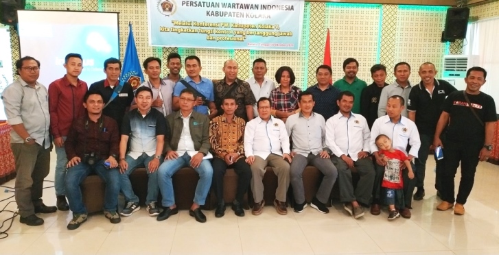 Foto bersama usai konferensi PWI Kabupaten Kolaka, Selasa (30/10/2018). (Foto: Zulfikar/SULTRAKINI.COM)