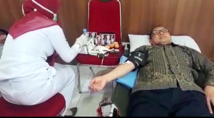 WR II Bidang Keuangan USN Kolaka, Syahrir Sahaka saat mendonorkan darahnya untuk korban bencana di Sulawesi Tengah. Aksi donor darah berlangsung di Kantor KPPN Kolaka, Kamis (25/10/2018). (Foto: Zulfikar/SULTRAKINI.COM)