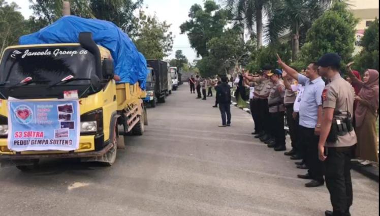 Pemberangkatan ratusan personel Brimob dan bantuan logistik oleh Polda Sultra, Selasa (2/9/2018), (Foto : Wayan Sukanta/SULTRAKINI.COM)
